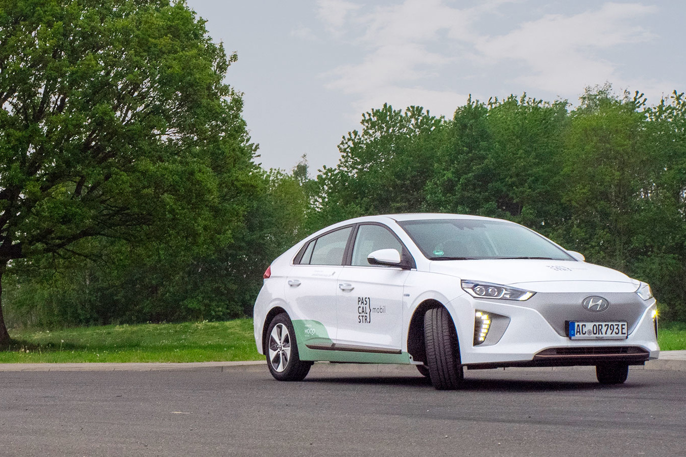 In der Aachener Pascalstraße stehen in den kommenden Monaten mehrere Elektroautos zur Verfügung, die alle Mitarbeiter der GRÜN Software AG über eine App für Privat- und Dienstfahren buchen können.