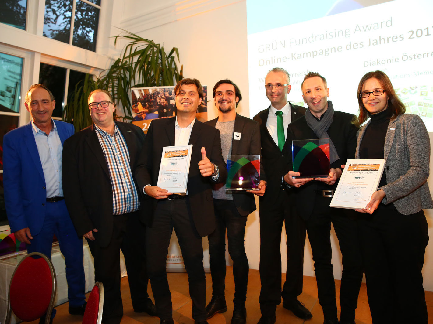 Ralph Backes (2.v.l.) und Joachim Sina (3.v.r.) übergaben die GRÜN Fundraising Awards an die glücklichen Gewinner.