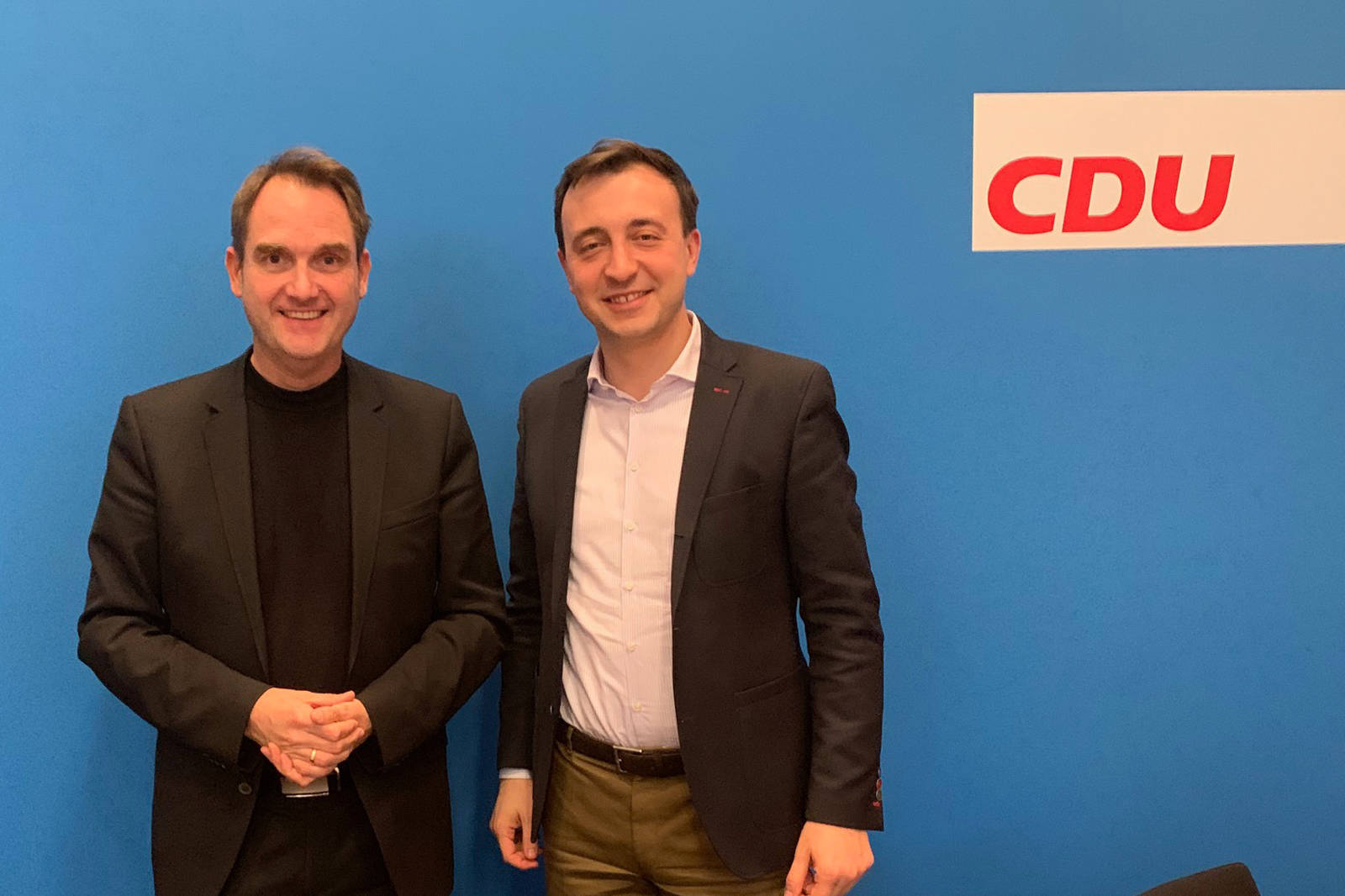 CDU Generalsekretär Paul Ziemiak (rechts) und GRÜN CEO Dr. Oliver Grün (links) bei einer Besprechung zum VEWA-Softwareprojekt in Berlin.