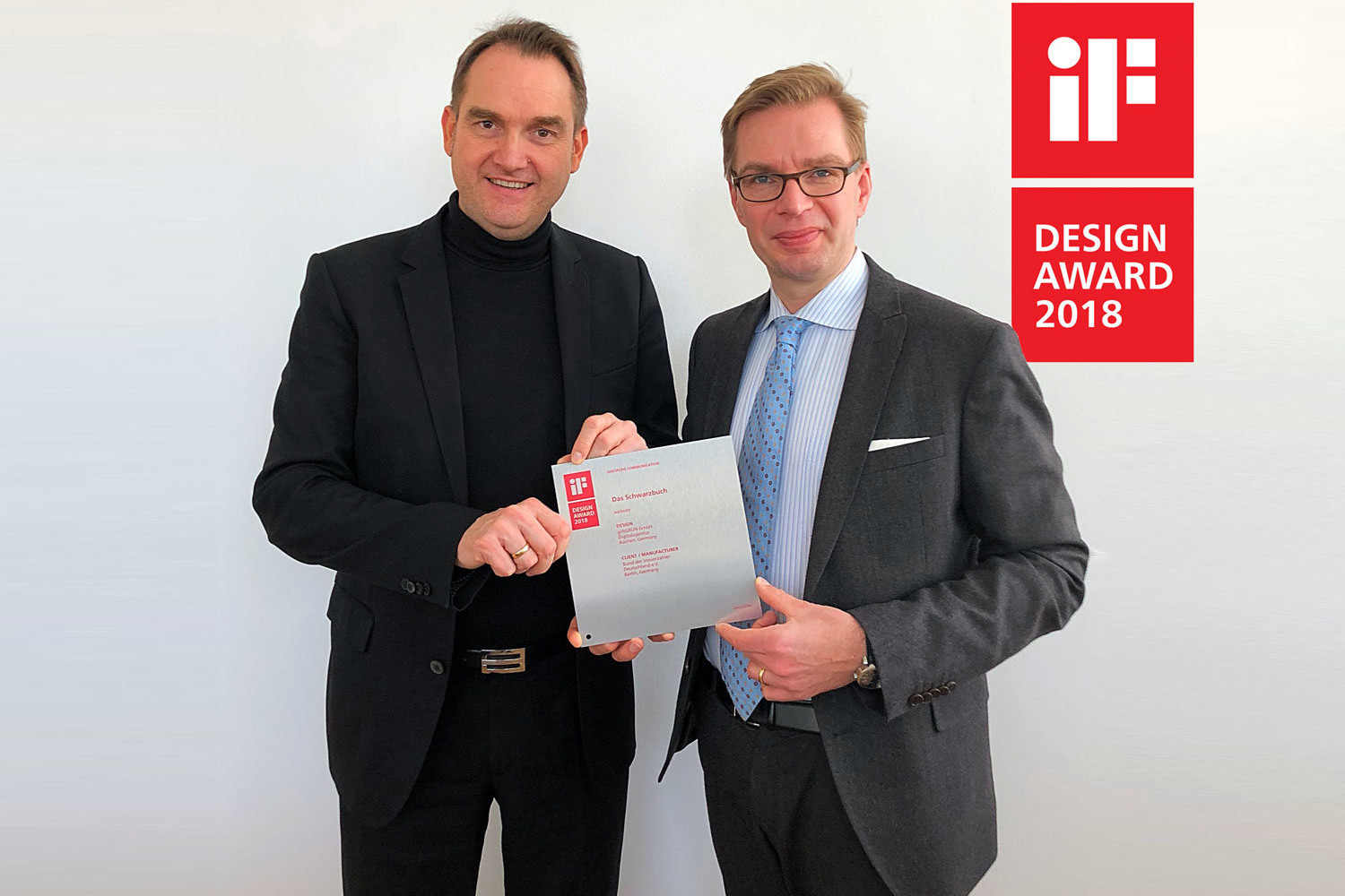 Dr. Oliver Grün (links), CEO der GRÜN Software AG und Reiner Holznagel, Präsident des Bundes der Steuerzahler Deutschland e. V., mit dem iF Design Award 2018.