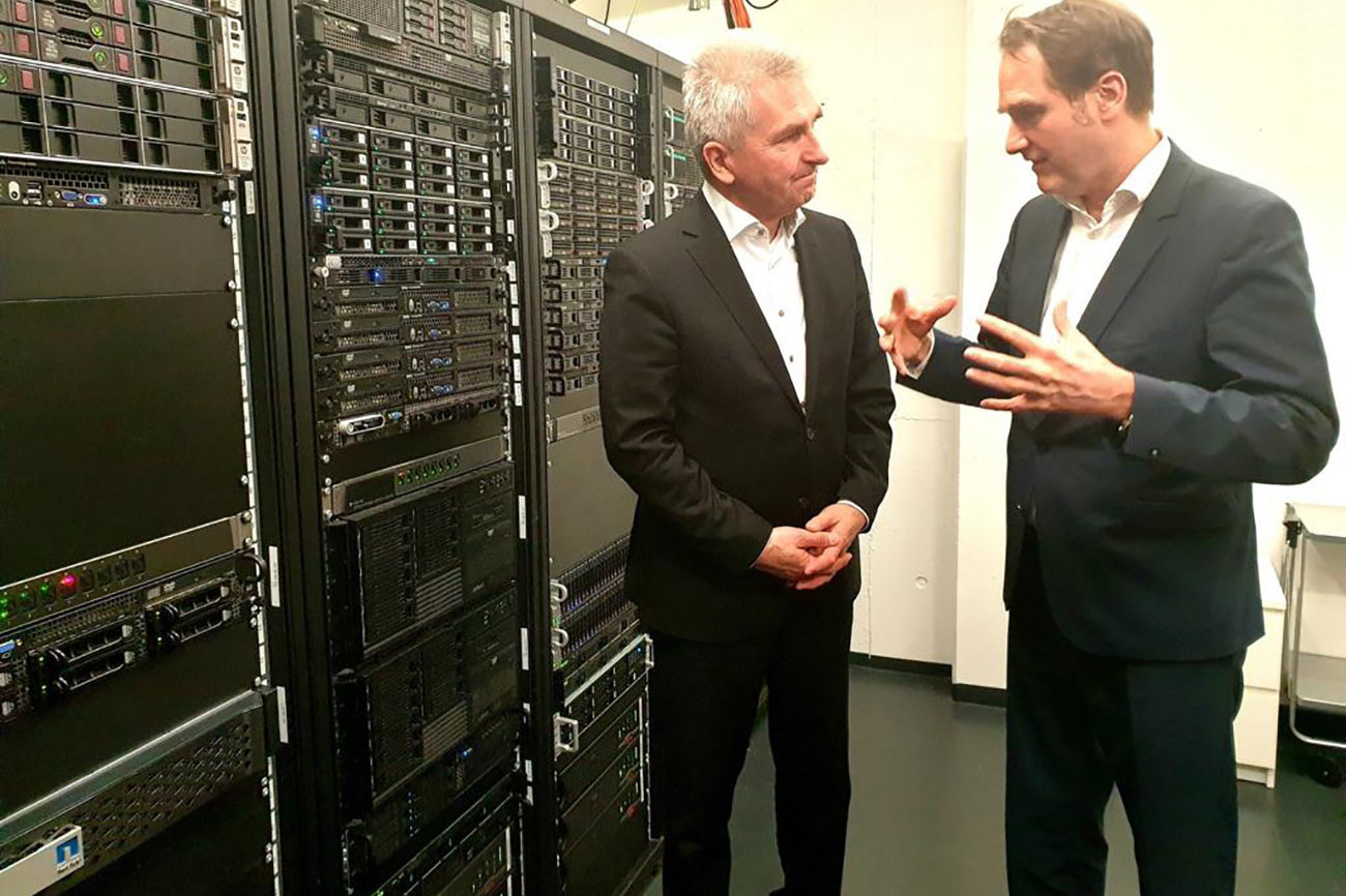 NRW-Minister Pinkwart (links) im Rechenzentrum der GRÜN Software AG mit Dr. Oliver Grün.