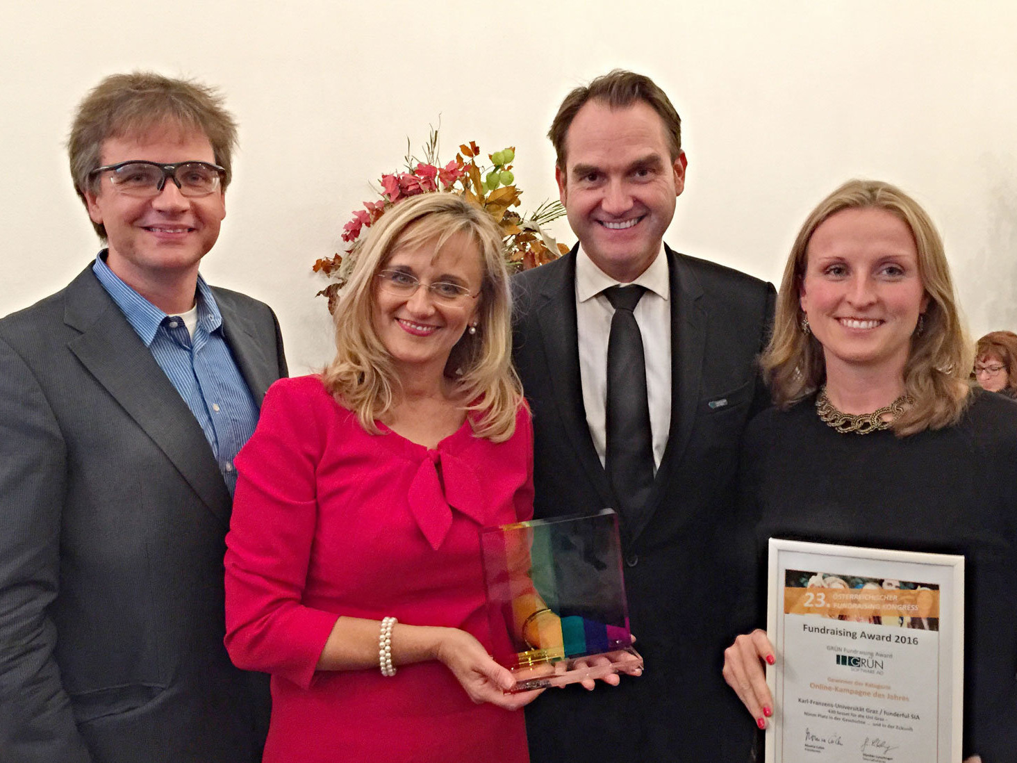 Der GRÜN Fundraising Award 2016 wurde für die beste Online-Kampagne des Jahres an die Universität Graz verliehen. Beatrice Weinelt (2.v.l.) nahm den Preis aus den Händen von Klaus Schwarz (links) und Dr. Oliver Grün (3. v.l.) entgegen.